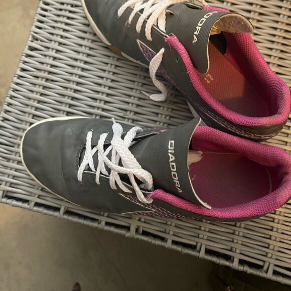 Size 6 Pink and Grey Diadora Indoor Burst Running Shoe - Picture 4 of 8